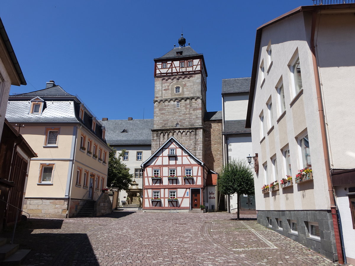 Bischofsheim in der Rhn, historischer Stadtturm Zehntturm, Ehemaliger Westturm der sptromanischen Pfarrkirche, erbaut im 13. Jahrhundert (08.07.2018)