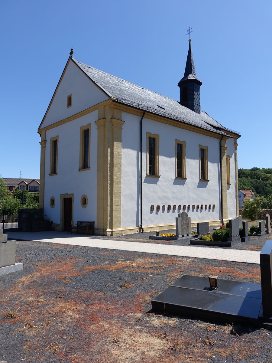 Bischofsheim in der Rhn, kath. Friedhofskirche St. Joseph, barocker Saalbau mit Pilastergliederung und Satteldach, erbaut 1727 (08.07.2018)