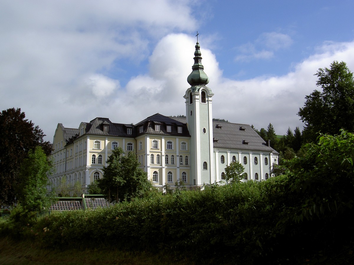 Bischofshofen, Missionshaus St. Rupert der Steyler Missionare, neubarocke Kirche von 1929, heute Privatgymnasium (01.08.2014)