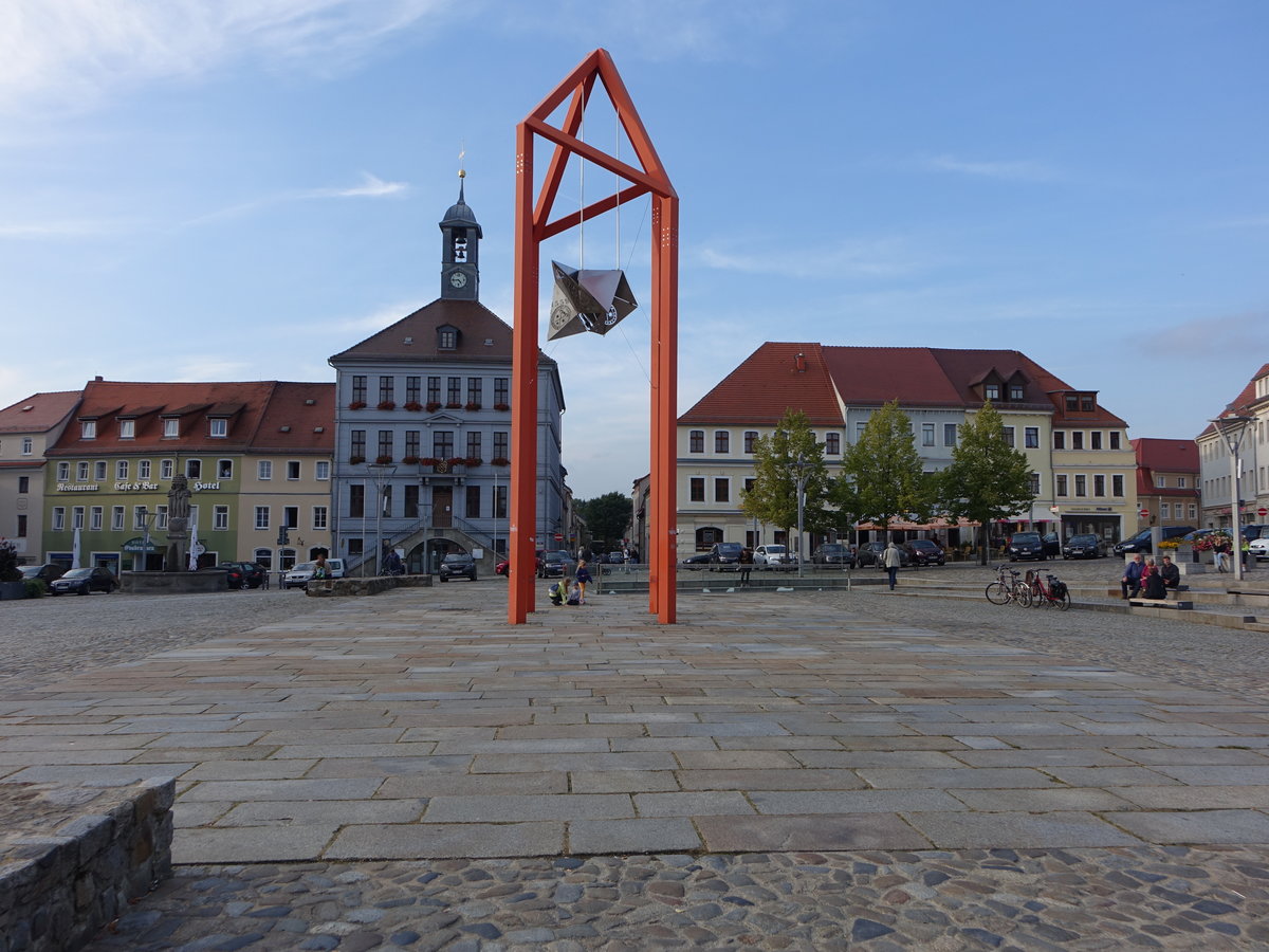 Bischofswerde, Rathaus und Stahlskulptur von Uwe Hempel am Marktplatz (02.10.2020)