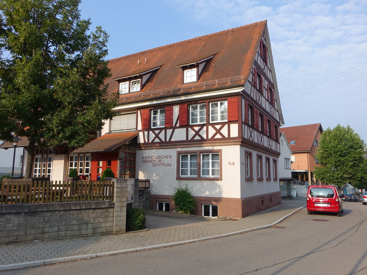 Bisingen, Fachwerkhaus des katholischen Gemeindezentrum (19.08.2018)