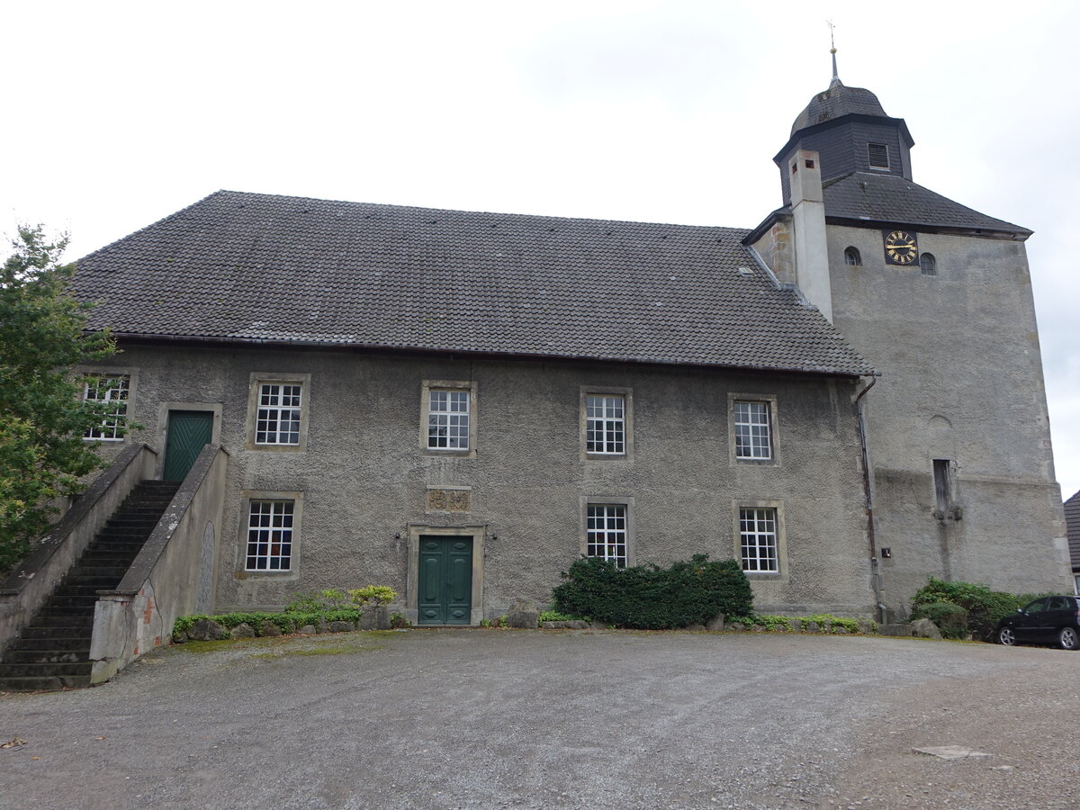 Bisperode, Pfarrkirche St. Peter und Paul, barockes Langhaus erbaut 1716, romanischer Kirchturm (06.10.2021)