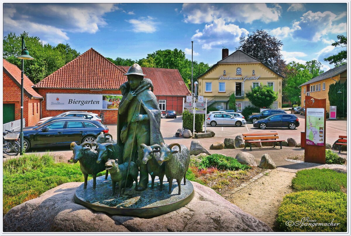 Bispingen in der Lneburger Heide, passend zum Umfeld eine hbsche Statue im Zentrum der Kleinstadt. Der Schfer mit seinen Schnucken.
Mitte August 2022. 