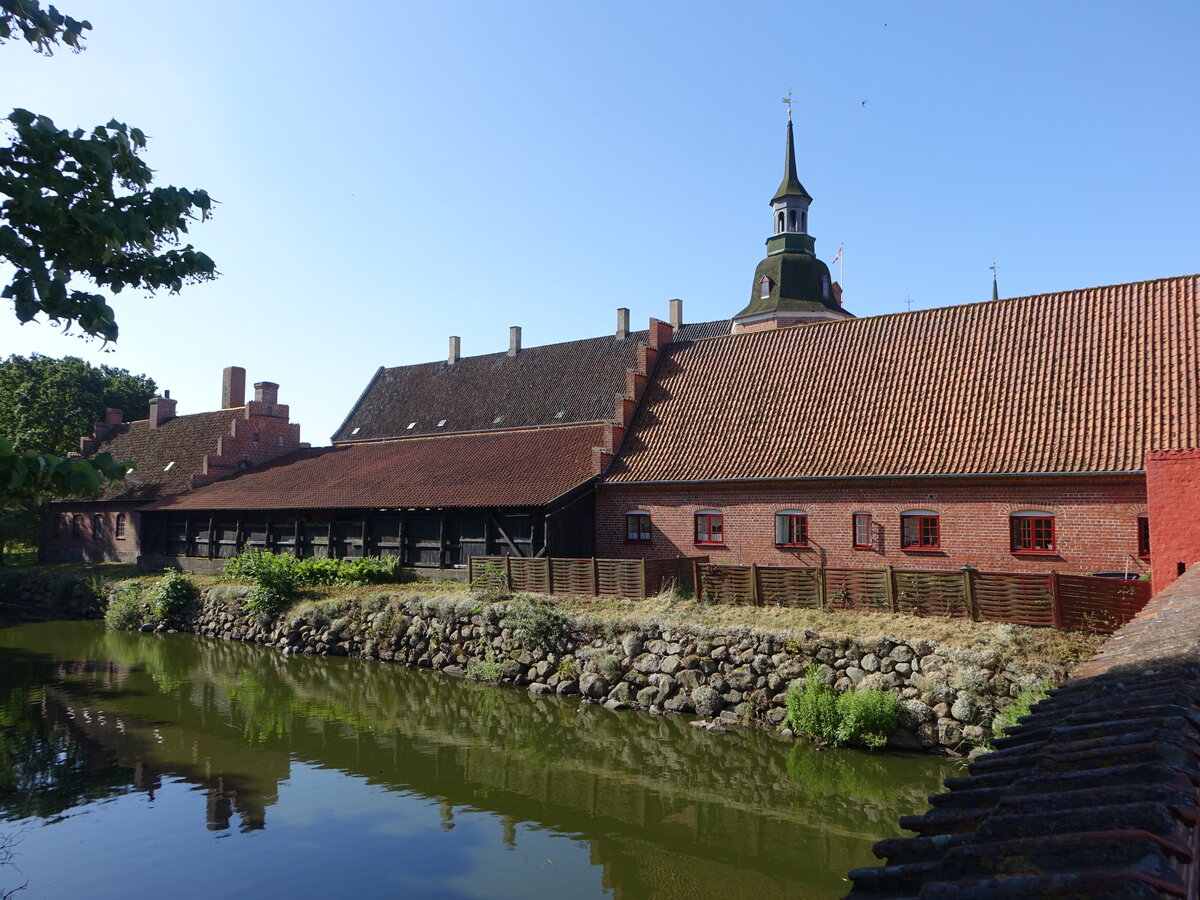 Bisserup, Wirtschaftsgebäude am Schloss Holstenborg (17.07.2021)