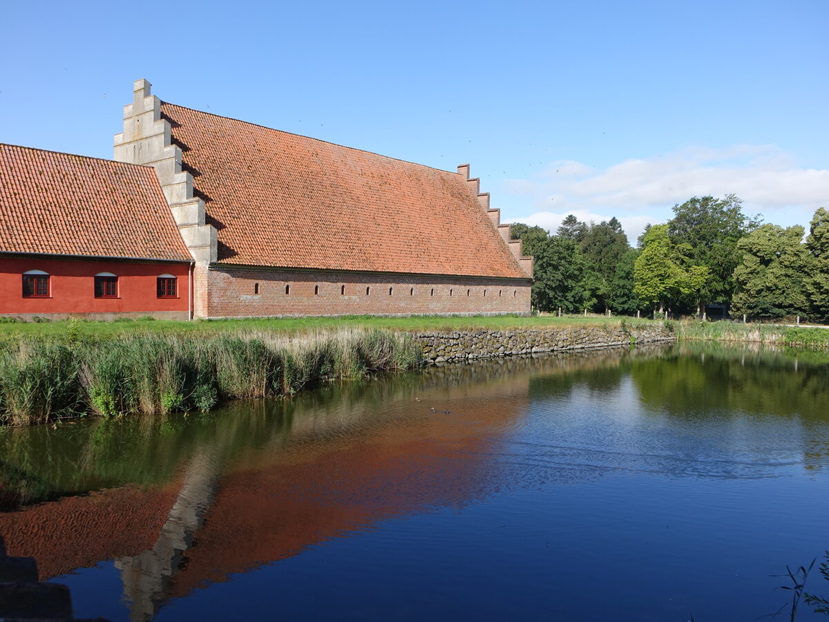 Bisserup, Wirtschaftsgebude beim Schloss Holsteinborg (17.07.2021)