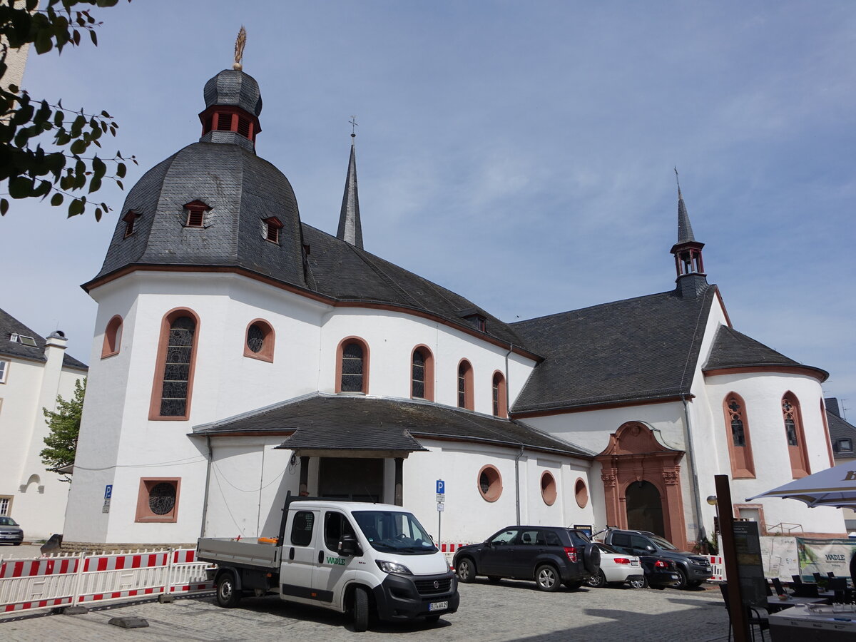 Bitburg, kath. Pfarrkirche Liebfrauen, sptgotische Saalkirche, erbaut im 14. Jahrhundert, erweitert mit Westturm 1860 (22.06.2022)