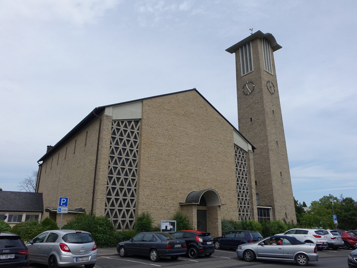 Bitburg, Pfarrkirche St. Peter in der Pllat Benz Strae, erbaut von 1956 bis 1958, Architekt Hans Geimer (22.06.2022)