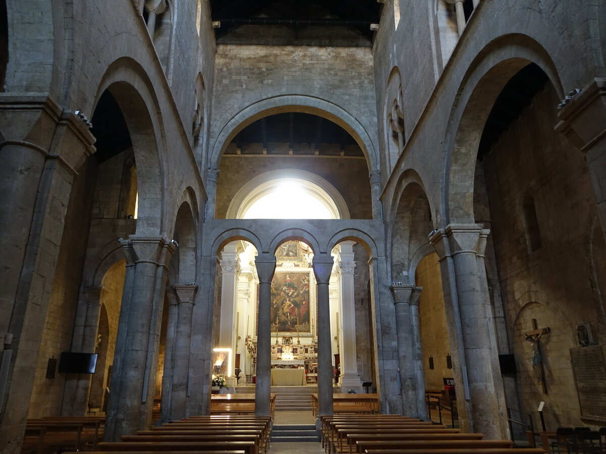 Bitetto, romanischer Innenraum der Kathedrale San Michele (28.09.2022)