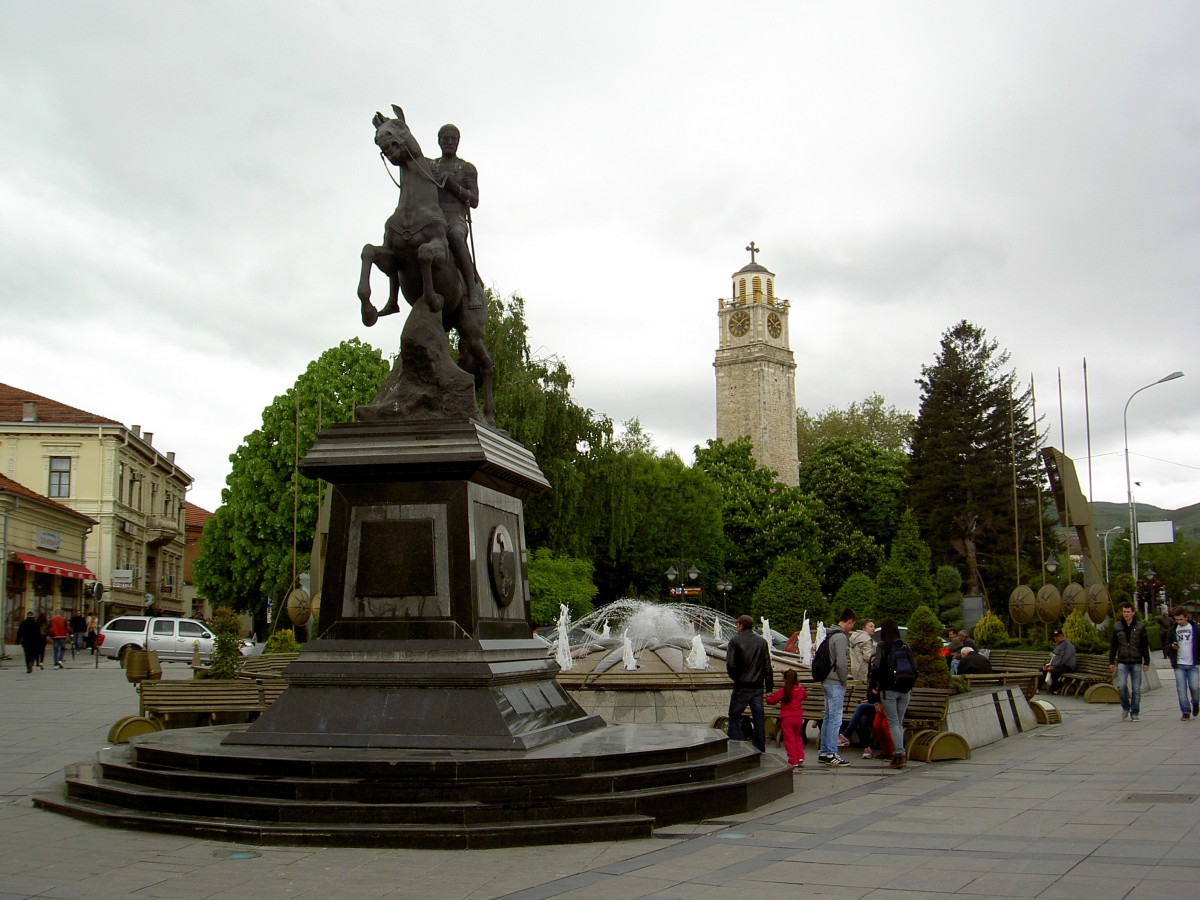 Bitola, Denkmal und osmanischer Uhrturm am zentralen Platz (05.05.2014)