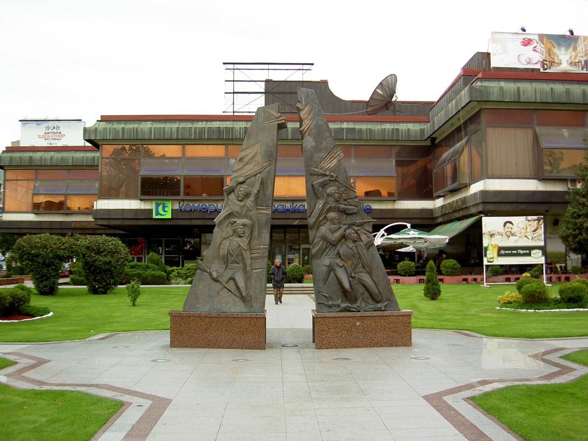 Bitola, Freiheitsdenkmal vor der Stadtbibliothek (05.05.2014)