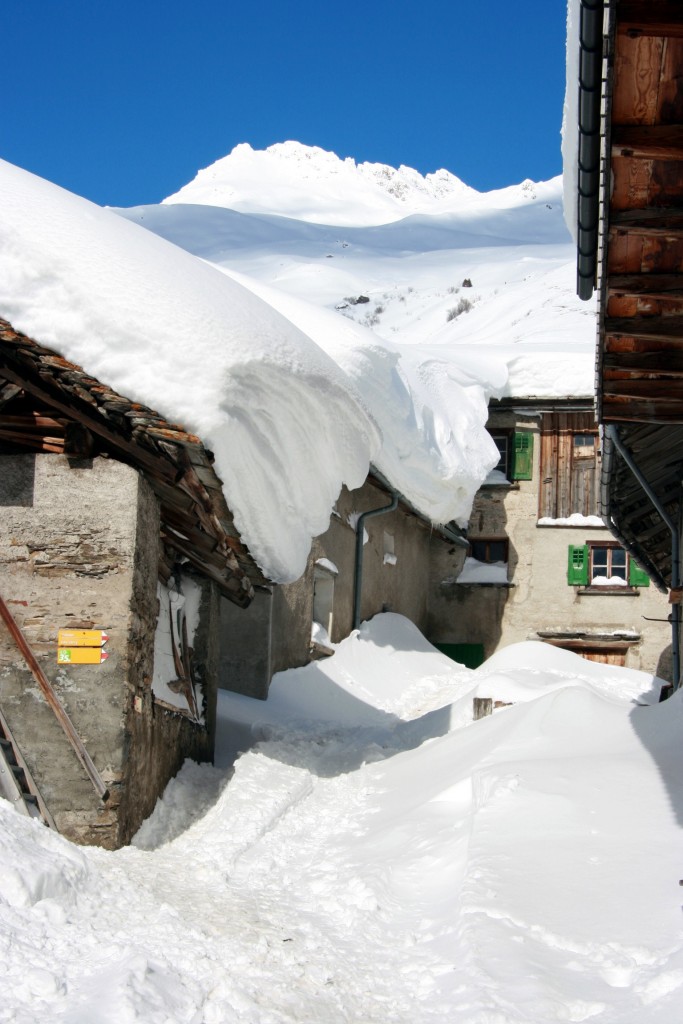 Bizarre Schneeverwehungen an Gebuden in Hinterrhein; 09.02.2014