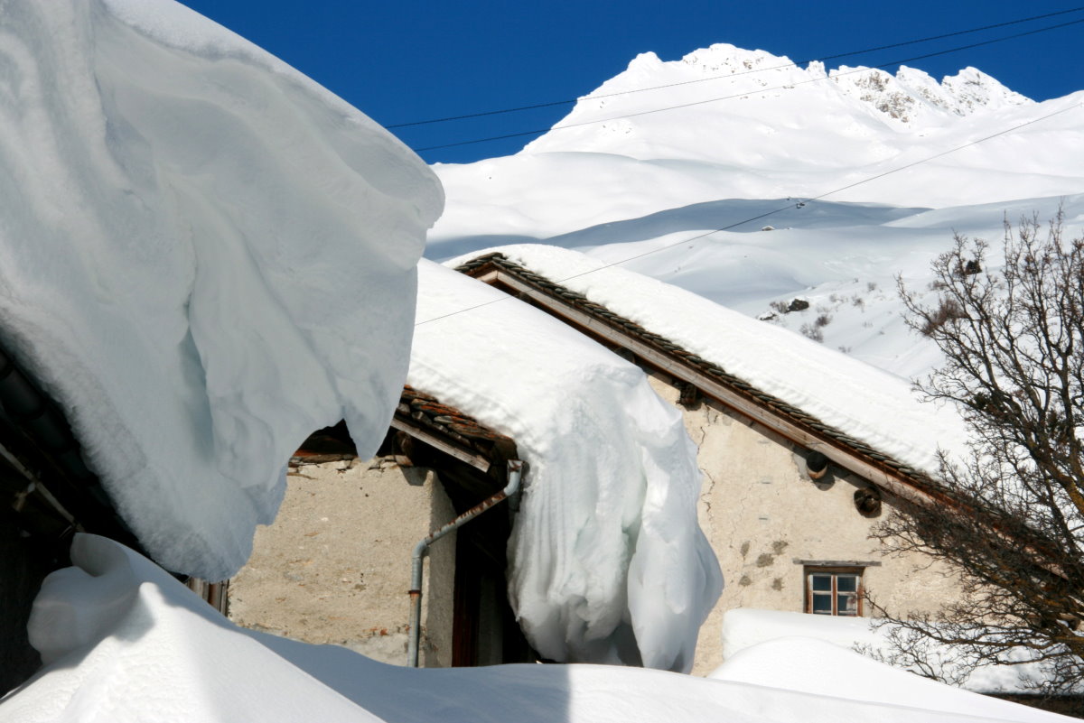 Bizarre Schneeverwehungen an Gebuden in Hinterrhein; 09.02.2014