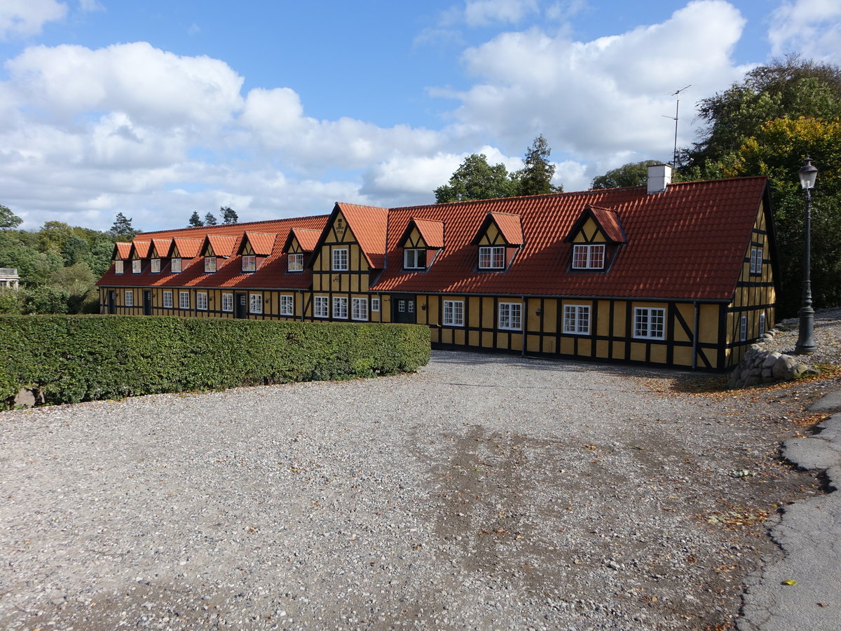 Bjodstrup, Fachwerk Wirtschaftsgebude am Mollerup Herrgard, erbaut im 18. Jahrhundert (24.09.2020)