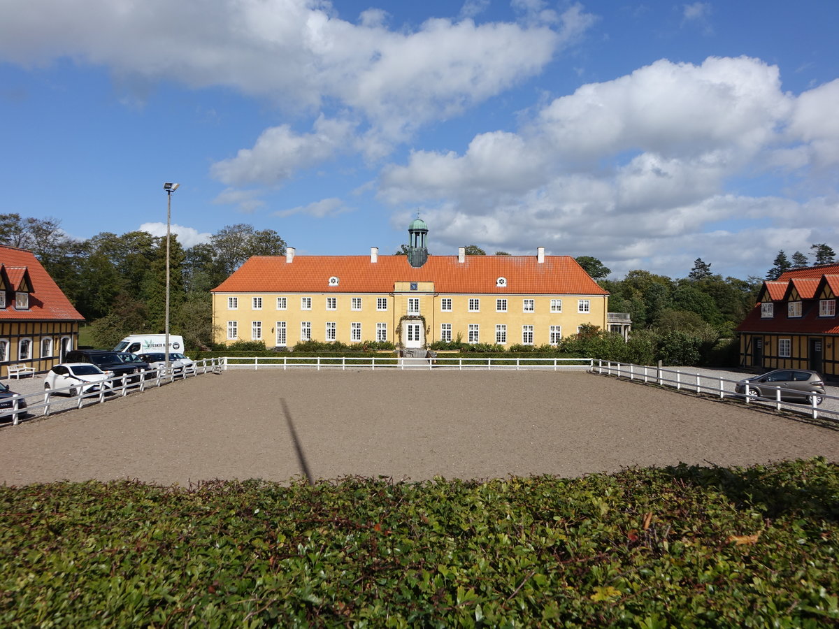 Bjodstrup, Mollerup Herrenhof, erbaut bis 1681, Westflügel erbaut 1722, Ostflügel von 1750 (24.09.2020)
