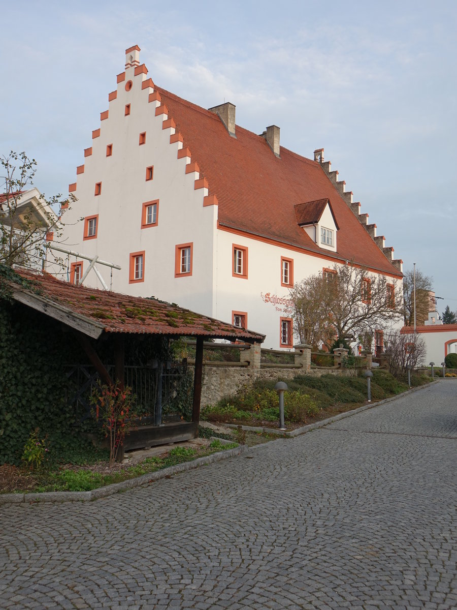 Blaibach, ehem. Schloss, jetzt Gasthof am Kirchplatz, zweigeschossiger und traufstndiger Steilsatteldachbau mit Treppengiebeln, erbaut von 1604 bis 1605 (04.11.2017)