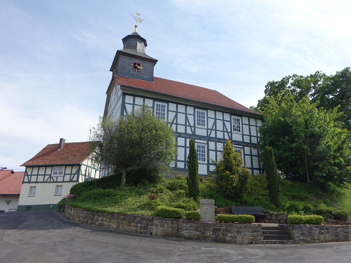 Blankenbach, evangelische Fachwerkkirche am Kirchberg (03.06.2022)