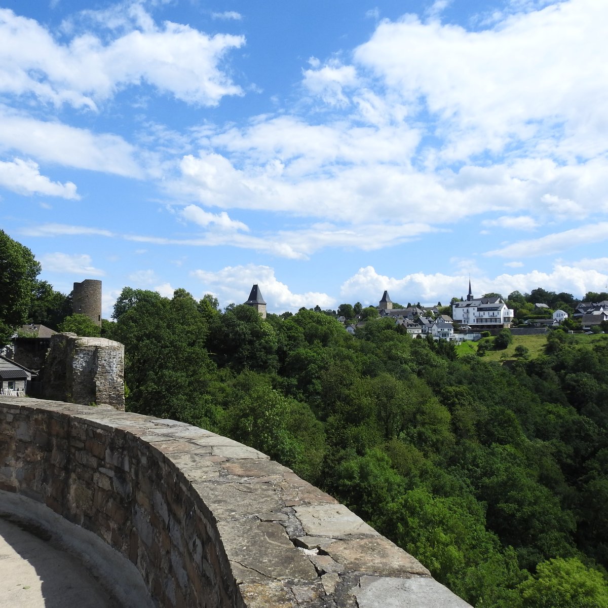 BLANKENBERG/SIEG BEI HENNEF-5 TRME
Vom unteren Turm der ehemaligen Burganlage Blankenberg fllt der Blick am 20.7.2017 auf das ehemals kleinste
Stdtchen Deutschlands rund 80 Meter ber dem Flusstal der SIEG mit Tor-und Wehrtrmen
sowie dem Turm von ST. KATHARINA ganz oben...traumhaft schn