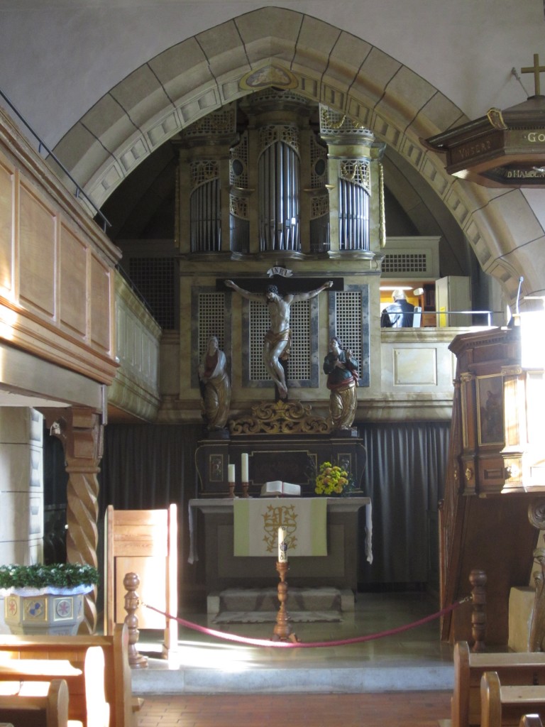 Blaufelden, Altar der St. Ulrichskirche, Kanzel von 1600, Orgel von 1972 der Firma 
Link aus Giengen/Brenz, Taufstein aus dem 16. Jahrhundert, Kreuz am Altar von 1718 
(25.11.2013)