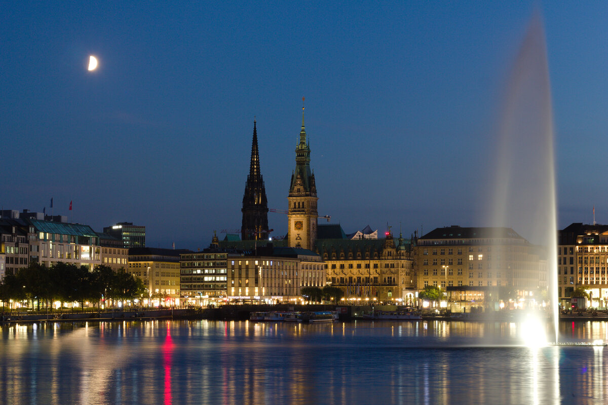 Blaustndlicher Blick ber die Hamburger Binnenalster mit Rathausturm und Kirche St. Jacobi am 13.09.2021. 