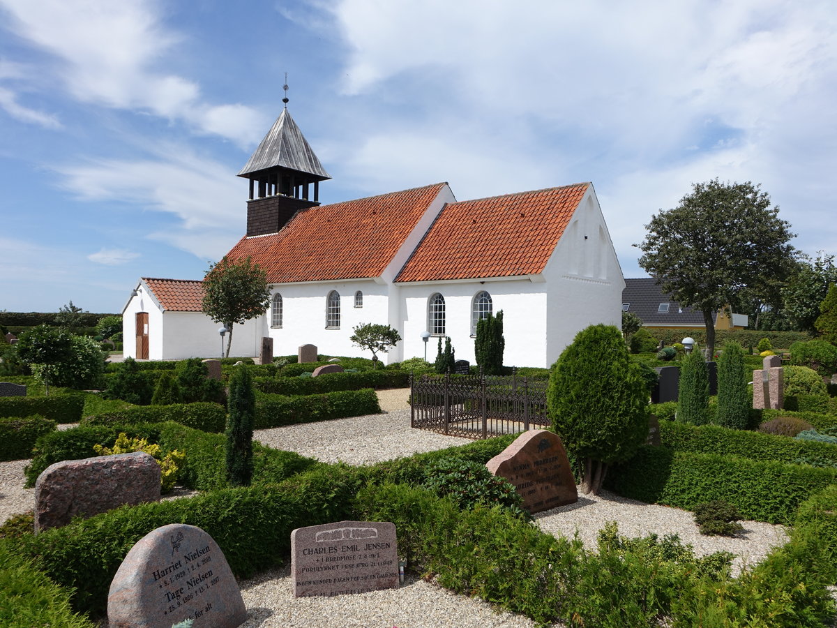 Blavand-Ho, Ev. Dorfkirche, erbaut im 15. Jahrhundert aus groen Backsteinen im romanischen Stil, Vorhalle von 1820, Dachreiter mit Glocke erbaut 1968 (26.07.2019)