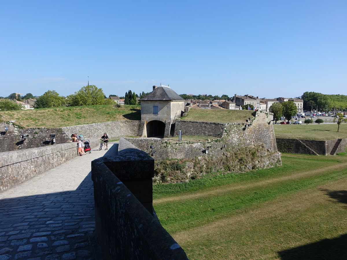 Blaye, Porte Dauphine der Festungsanlage, Festung erbaut von 1685 bis 1688 durch Vauban (24.07.2018)