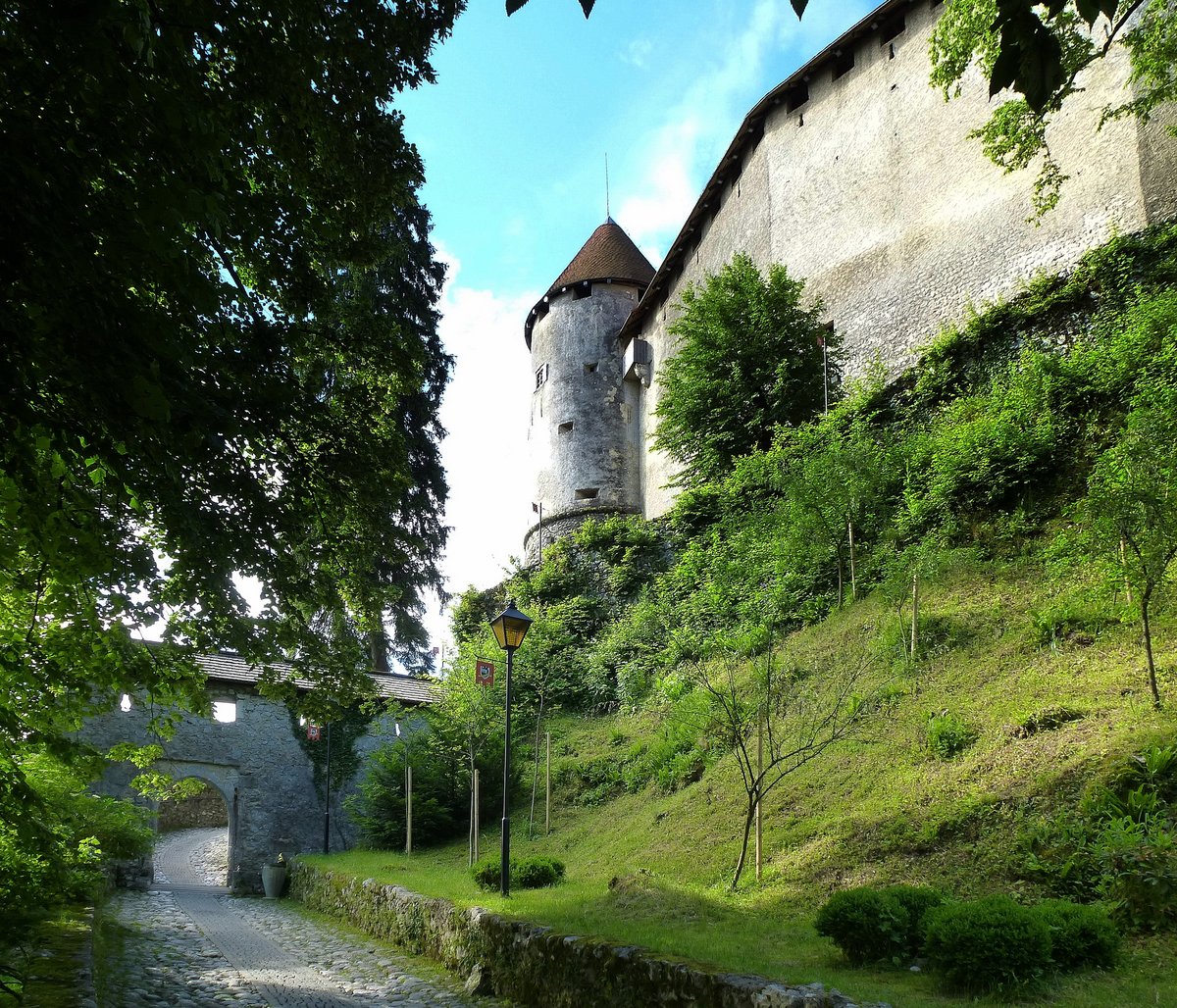Bled, Aufgang und Tor zur Burg, Juni 2016