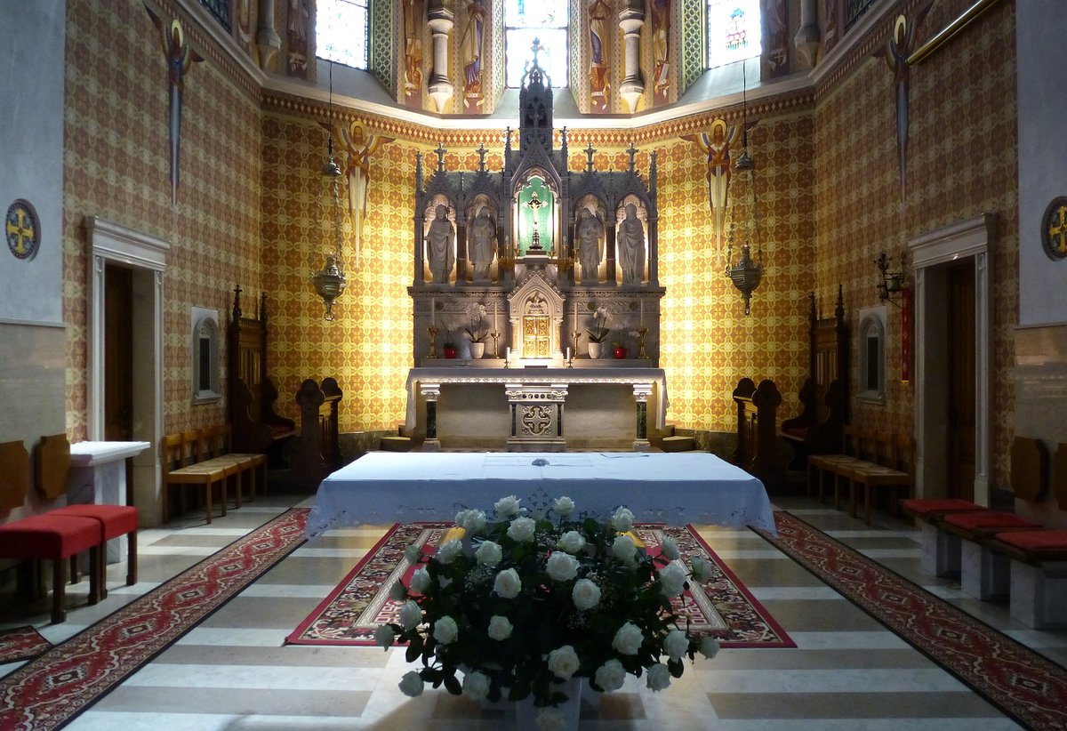 Bled, Blick in den Altarraum der Pfarrkirche St.Martin, Juni 2016