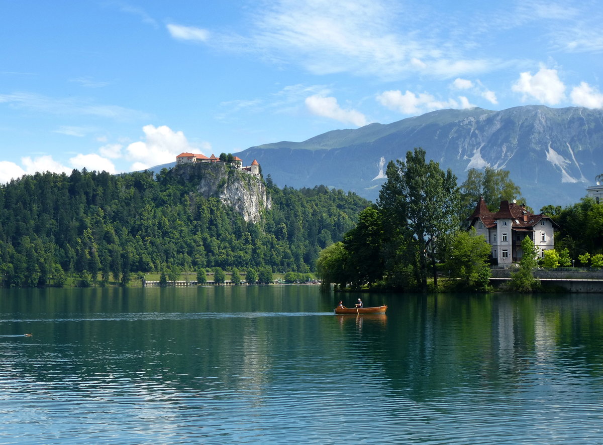 Bled, Blick vom sdlichen Seeufer zur Burg, Juni 2016