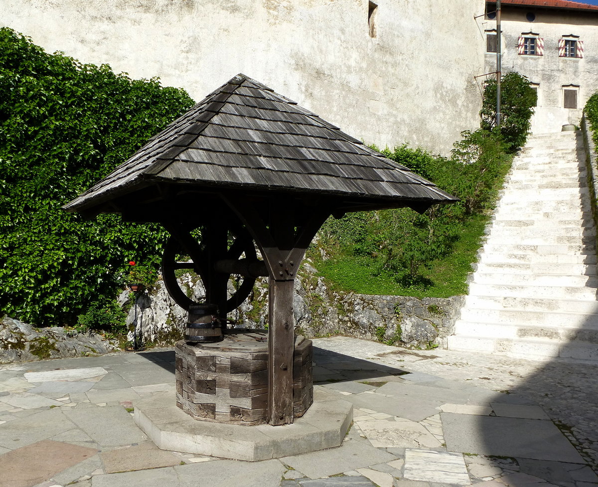 Bled, der Brunnen im unteren Burghof, Juni 2016