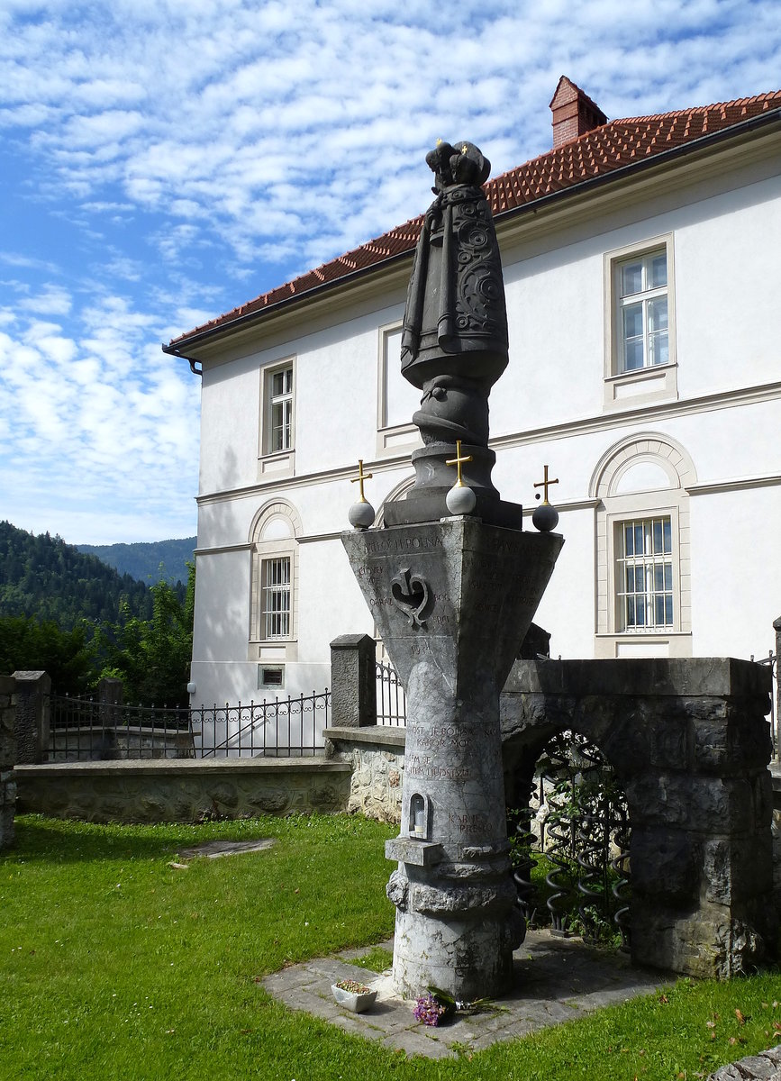 Bled, Gedenksäule von 1934 vor der Pfarrkirche St.Martin, Juni 2016