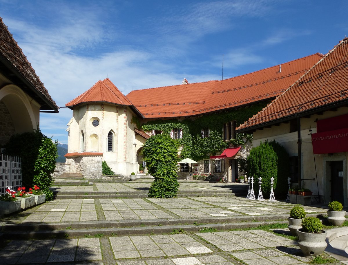 Bled, der obere Innenhof der Burg, mit Museum und Restaurant, Juni 2016