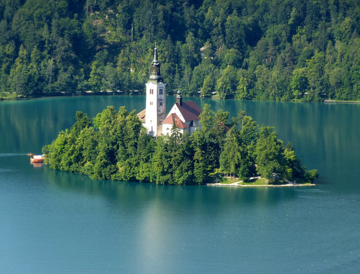 Bled, Teleblick von der Burg zur Insel im Bleder See mit der Marienkirche, Juni 2016