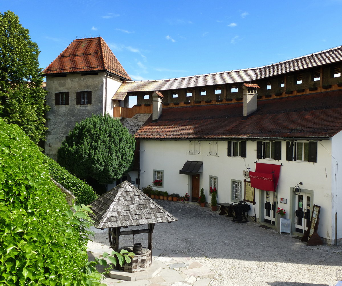 Bled, der untere Innenhof der Burganlage, Juni 2016