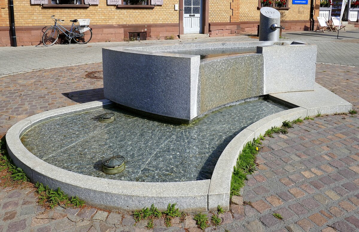 Bleibach im Elztal im mittleren Schwarzwald, Brunnen auf dem Bahnhofsvorplatz, aufgestellt 1997, Juni 2023