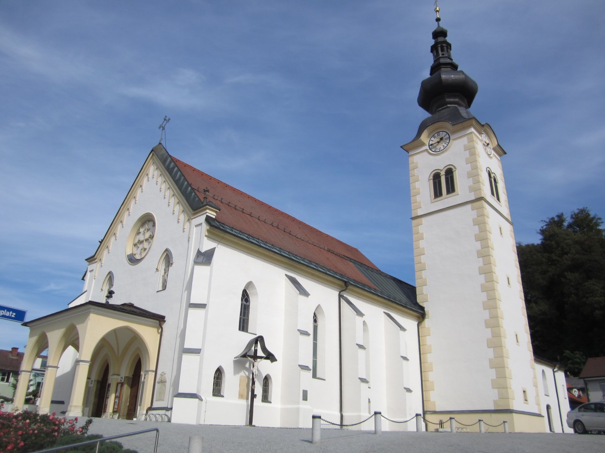 Bleiburg, St. Petrus und Paulus Kirche, spätgotisch, erbaut im 15. Jahrhundert, 
Westfassade mit neugotischem Arkadenvorbau aus dem 19. Jahrhundert (04.10.2013)