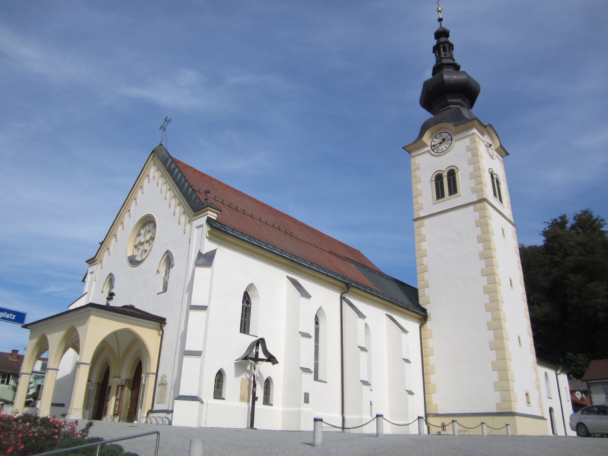 Bleiburg, St. Petrus und Paulus Kirche, sptgotisch, erbaut im 15. Jahrhundert, 
Westfassade mit neugotischem Arkadenvorbau aus dem 19. Jahrhundert (04.10.2013)