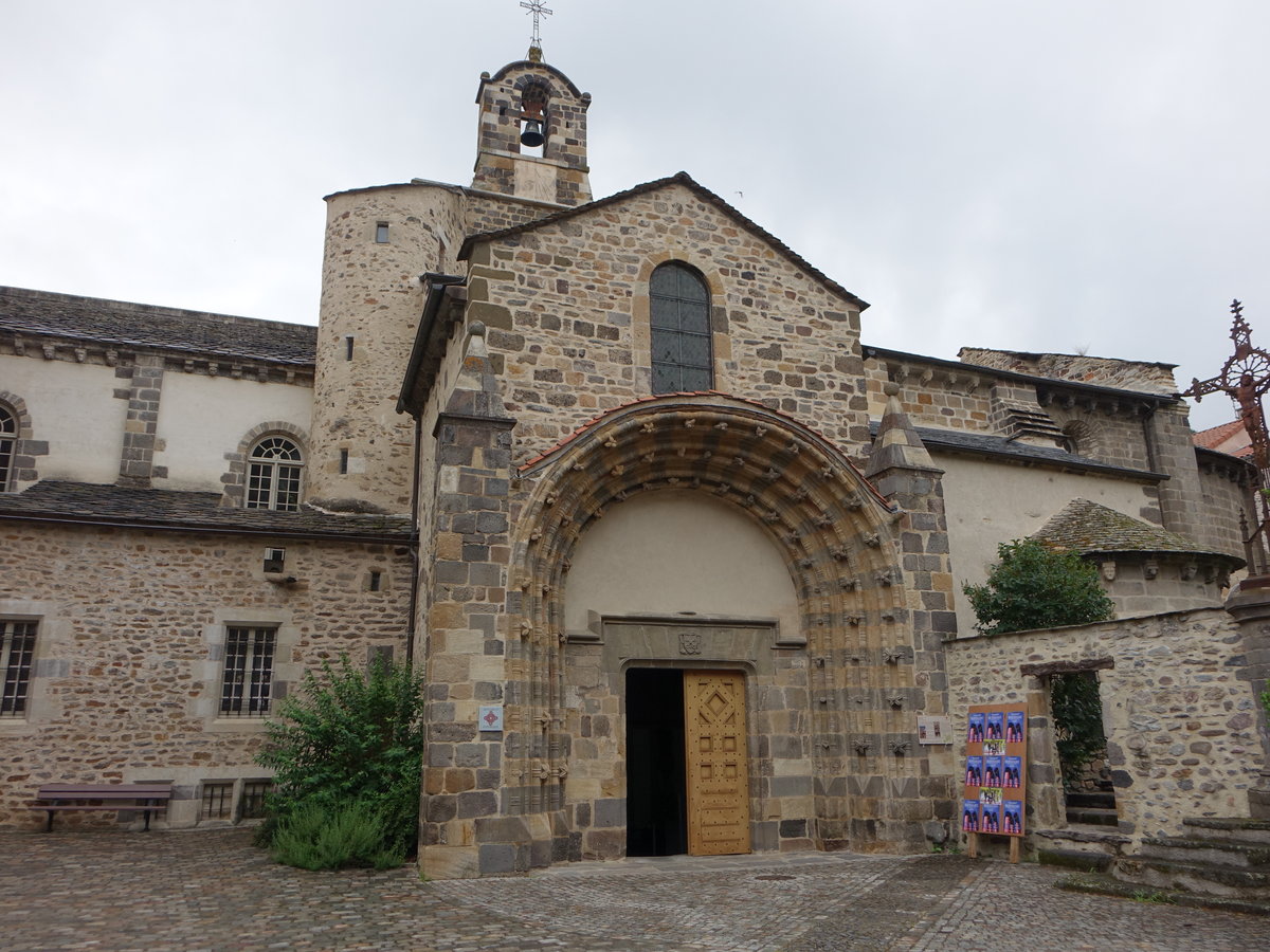 Blesle, ehemalige Abteilkirche Saint-Pierre, romanisch, erbaut im 11. Jahrhundert (21.07.2018)
