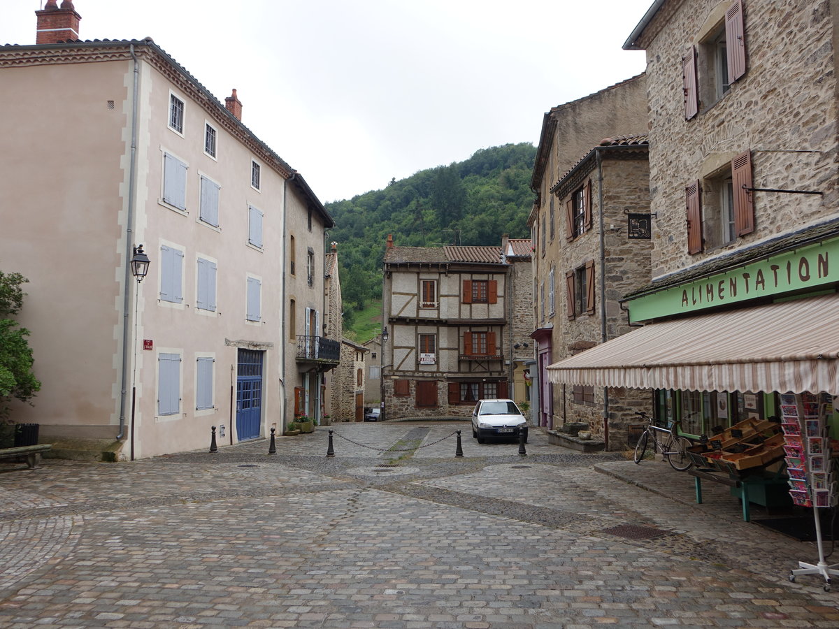 Blesle, historische Huser am Place du Eglise in der Altstadt (21.07.2018)