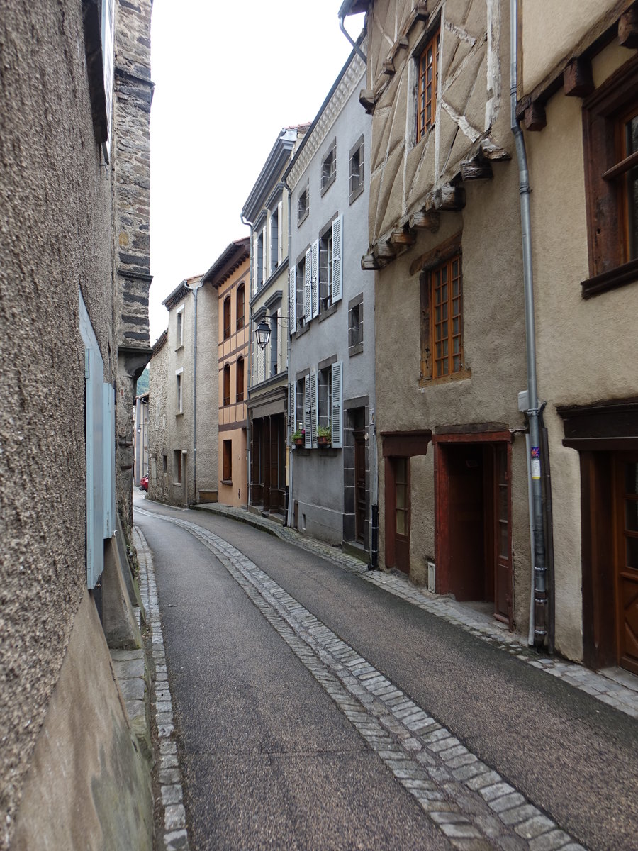 Blesle, historische Huser in der Rue de la Bonare (21.07.2018)