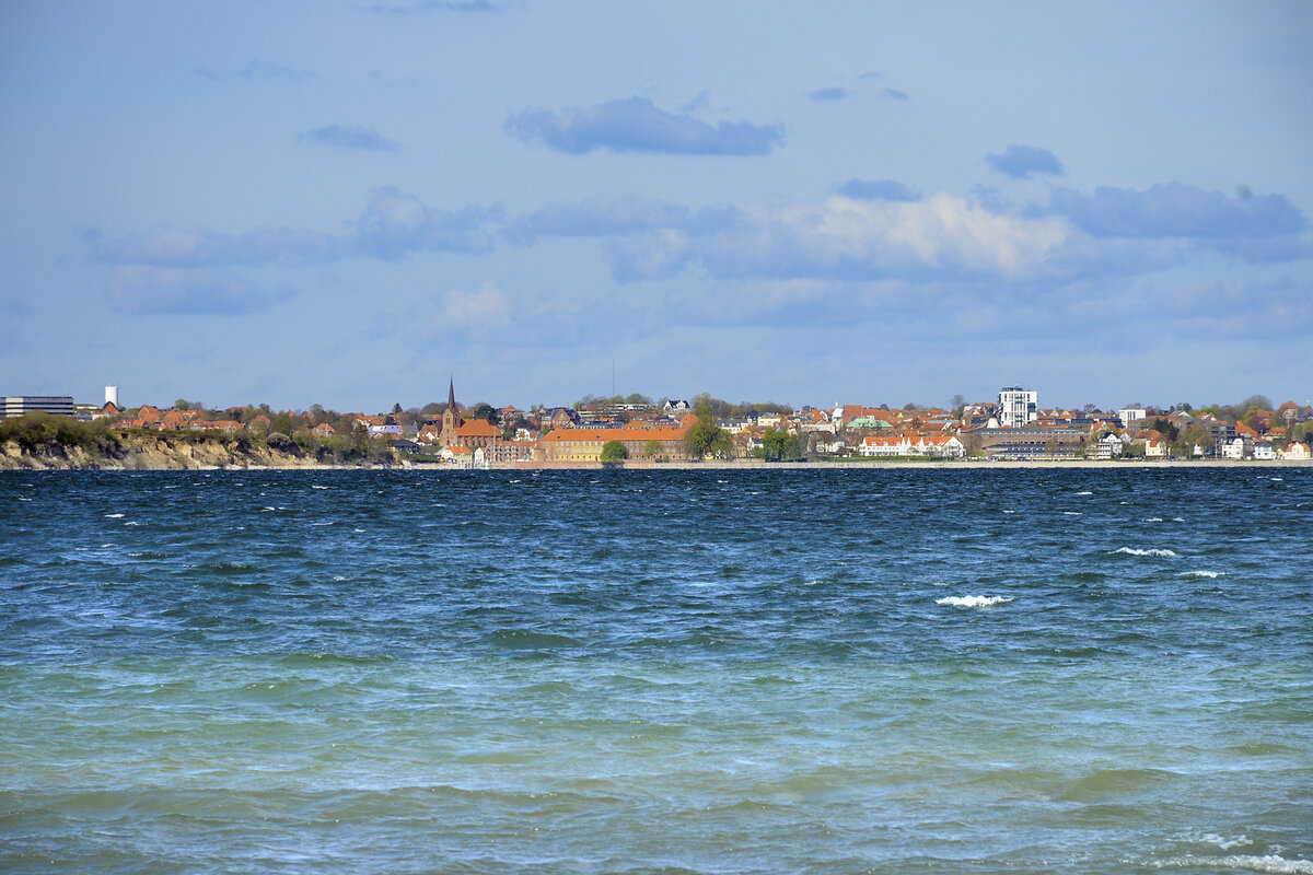 Blich auf die Stadt Sonderborg (Snderborg) vom Broacjerland (broagerland) in Nordschleswig (Snderjylland). Aufnahme: 22. Aprill 2024.