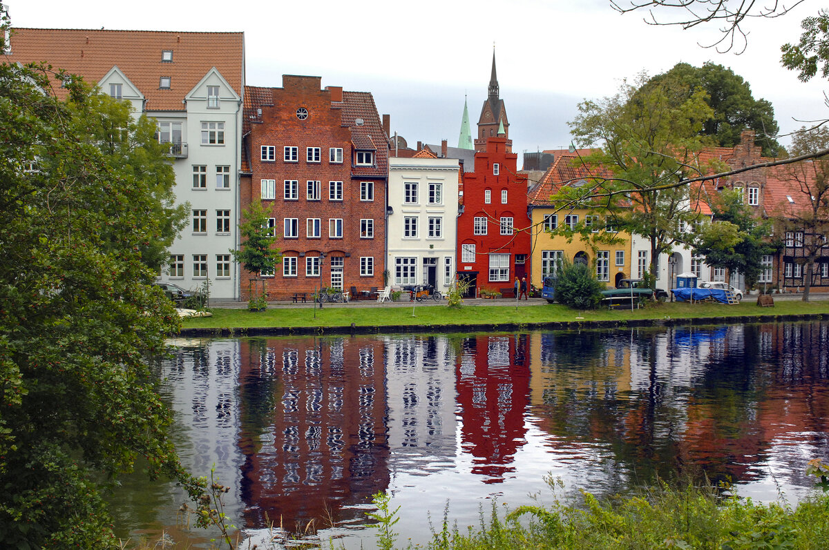 Blick vom Malerwinkel: Huser an der Obertrave in der Lbecker Altstadt. Aufnahme: 22. August 2021.