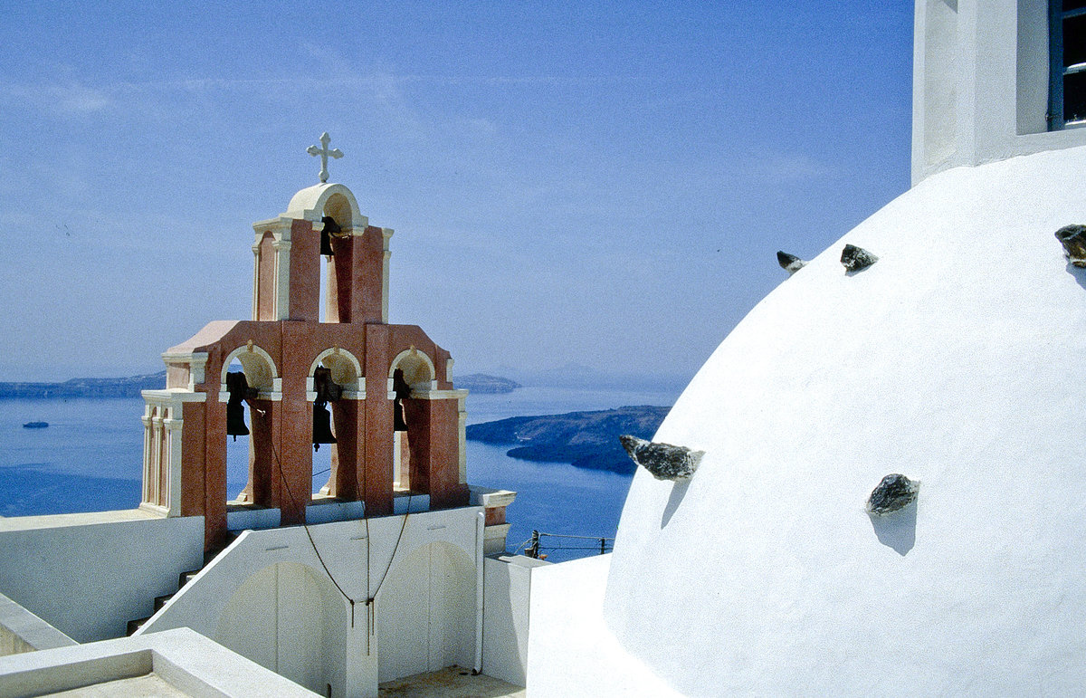 Blick vom Three Bella of Thira auf Santorin. Bild vom Dia. Aufnahme: Juni 1992.