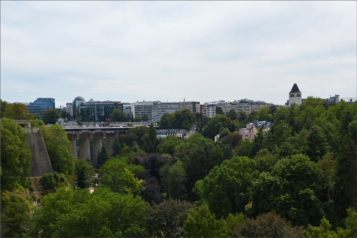 Blick von der „Place de Constitution“ über das Petrustal auf die Ecke Boulvard d’Avranches –Avenue de la Gare in der Stadt Luxemburg. 08.2020