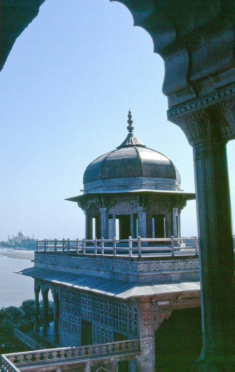 Blick vom Agra Fort. Im Hintergrund: Der Taj Mahal. Bild vom Dia. Aufnahme: Oktober 1988.