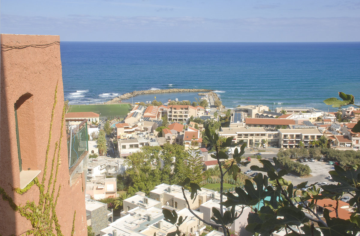 Blick von Alt Platanias auf Platanias auf Kreta. Aufnahme: 19. Oktober 2016.