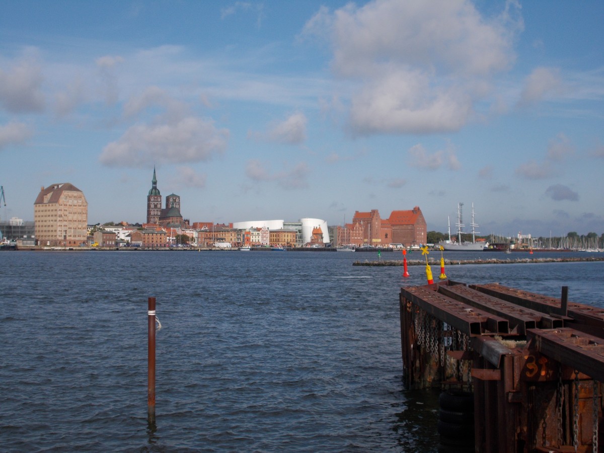 Blick von Altefhr ber den Strelasund nach Stralsund.Aufgenommen am 10.August 2014.