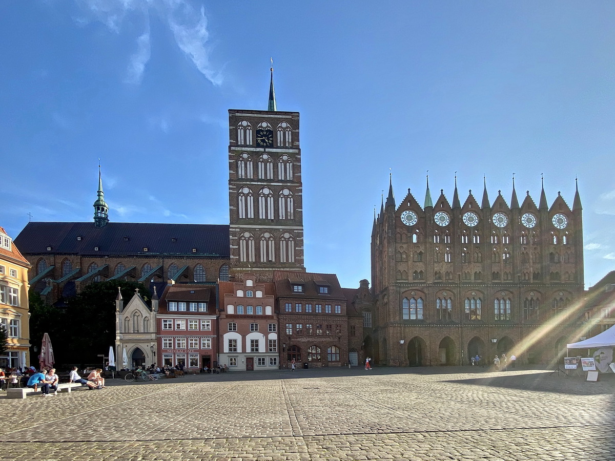 Blick vom alten Markt in Stralsund auf das hanseatische Rathaus am 21. September 2020.