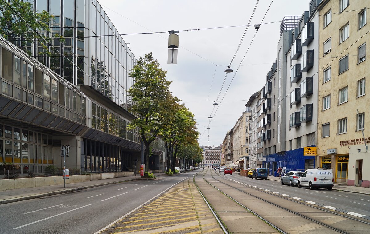 Blick in die Althanstraße im 9. Wiener Gemeindebezirk Alsergrund Richtung Franz-Josefs-Bahnhof am 14.08.2020. Der gläserne Gebäudekomplex auf der linken Straßenseite beherbergt das Universitätszentrum Althangrund, worin einige Einrichtungen der Universität Wien untergebracht sind. Auch die Franz-Josefs-Bahn verläuft unterhalb des Gebäudekomplexes.
