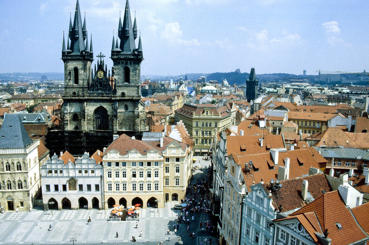 Blick vom Altstädte Rathaus auf Staroměstské náměstí  in Prag. Bild vom Dia. Aufnahme: Juni 1990.