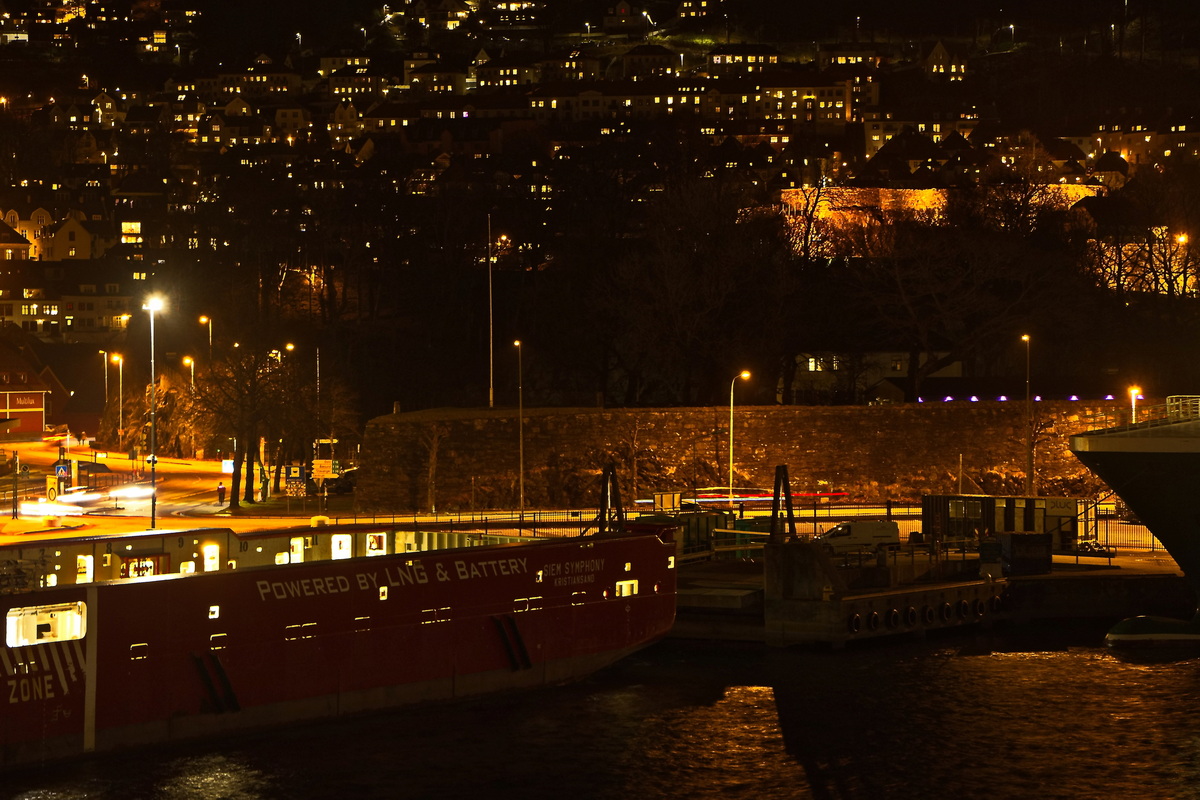 Blick am Abend auf Bergen am Abend am 28. Februar vom Hafen aus.